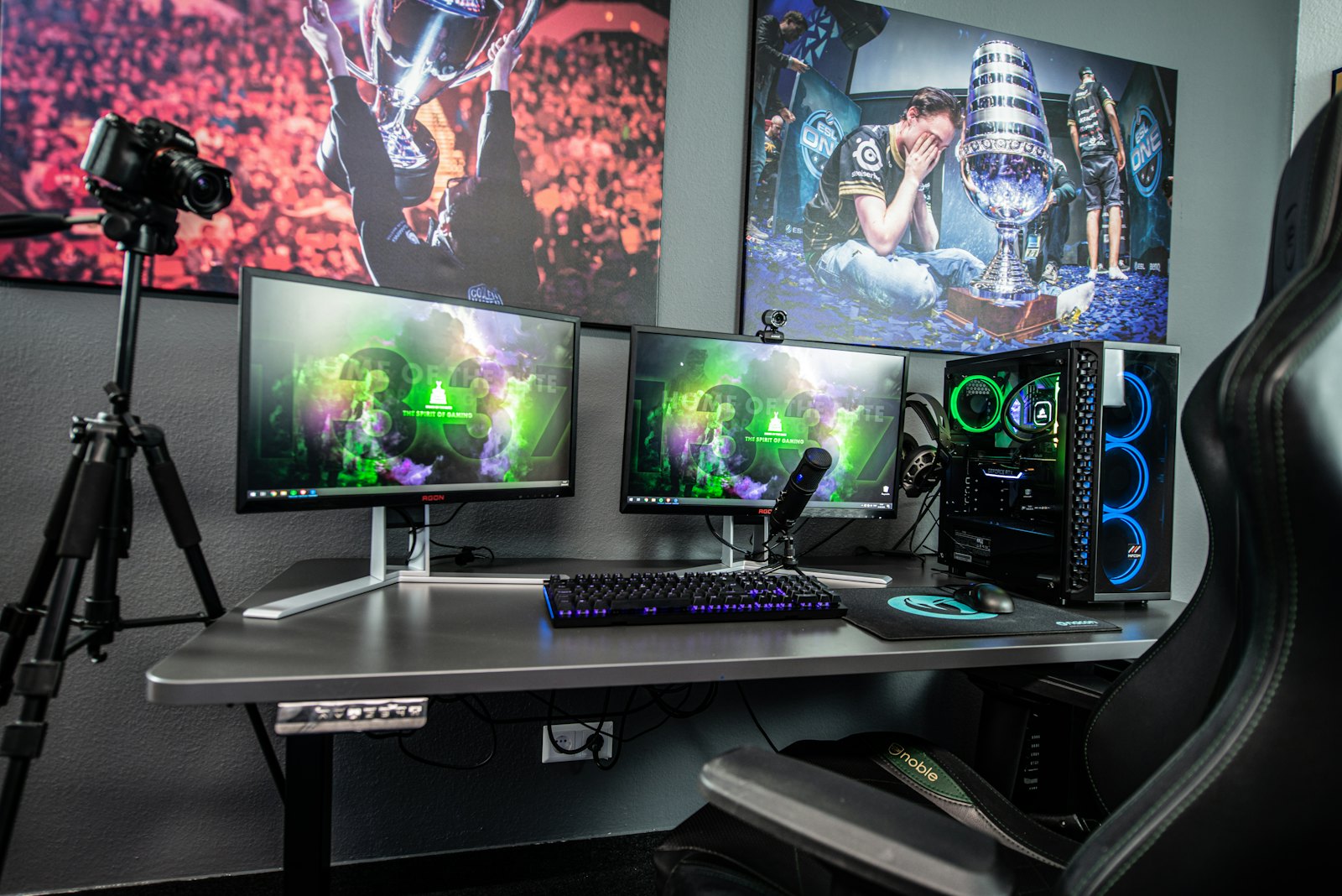 Meja kreator dengan kamera dan monitor